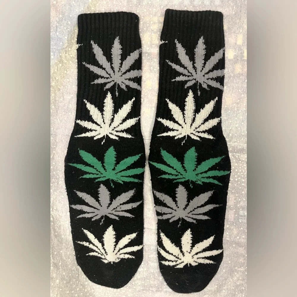 HUF Plantlife Crew Socks Weed Leaf Pattern Black Green Cotton Comfy Cozy Winter